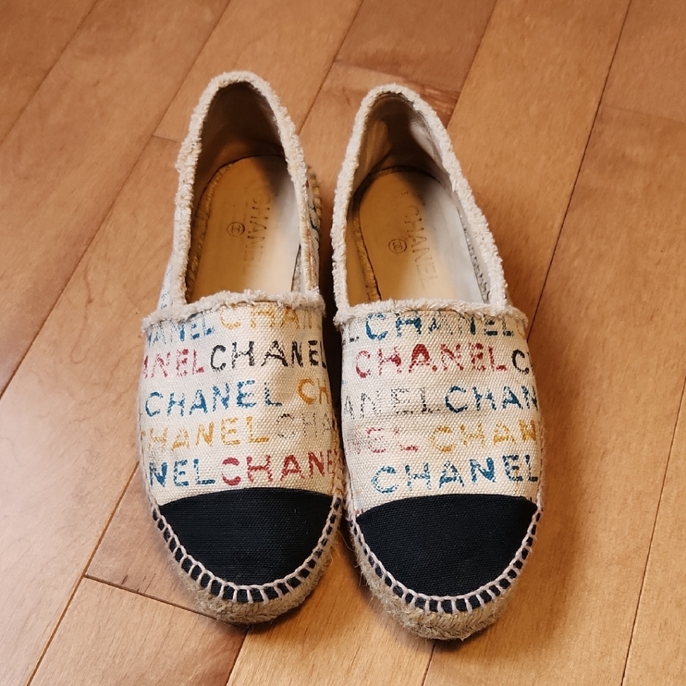 CHANEL Cream and Black Espadrille Flats